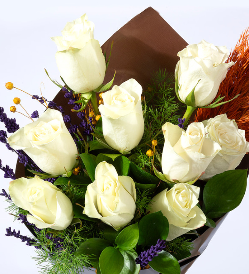 Yeşil Kahve Bukette 9 Beyaz Gül ve Lavanta