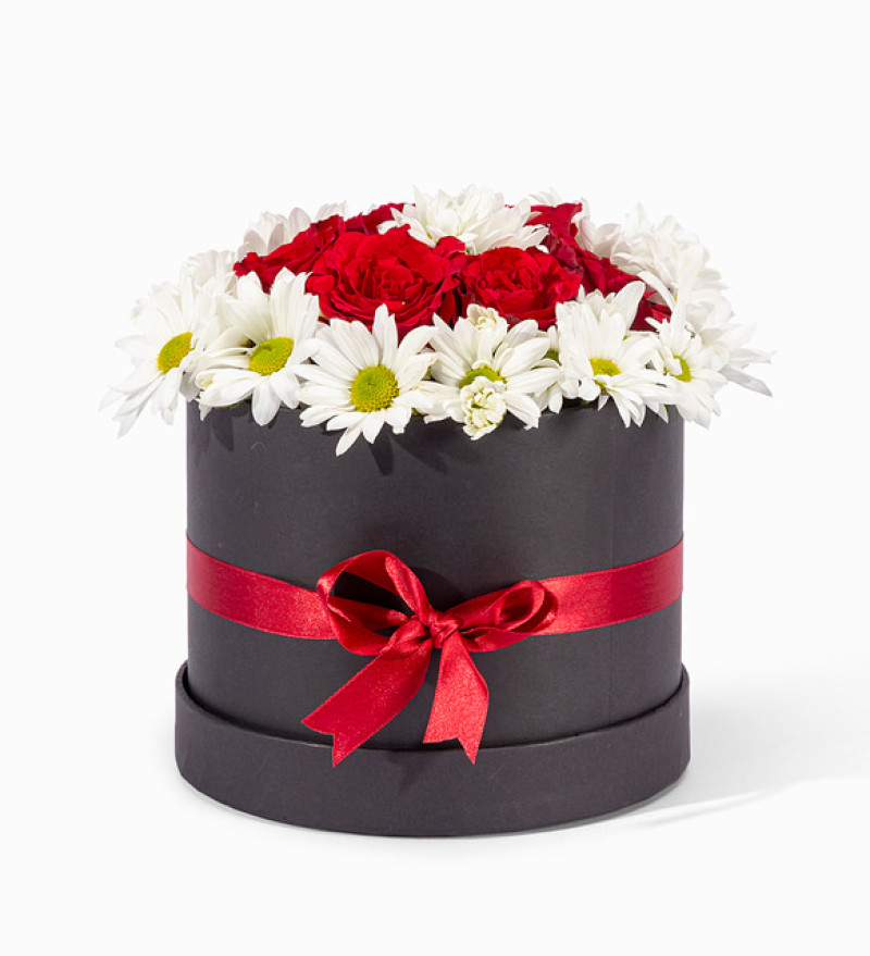 Siyah Kutuda 7 Kırmızı Gül ve Beyaz Papatyalar