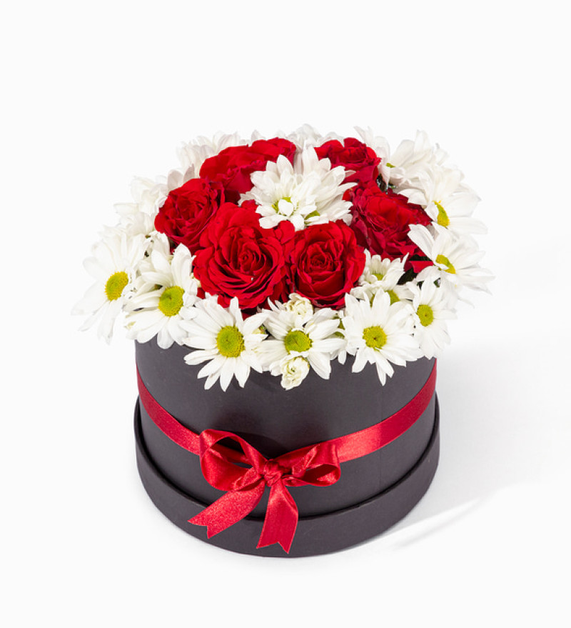 Siyah Kutuda 7 Kırmızı Gül ve Beyaz Papatyalar