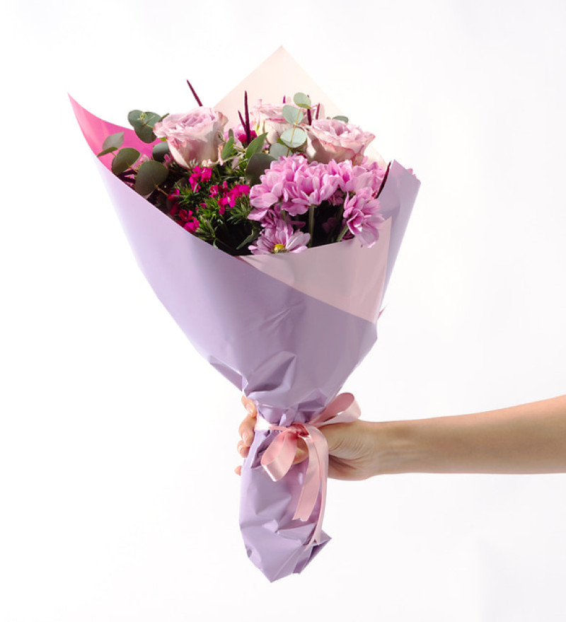 Lila Pembe Bukette Lila Güller ve Pembe Papatyalar