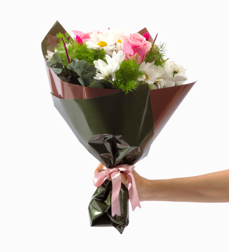 Yeşil Bukette Pembe Güller ve Beyaz Papatyalar