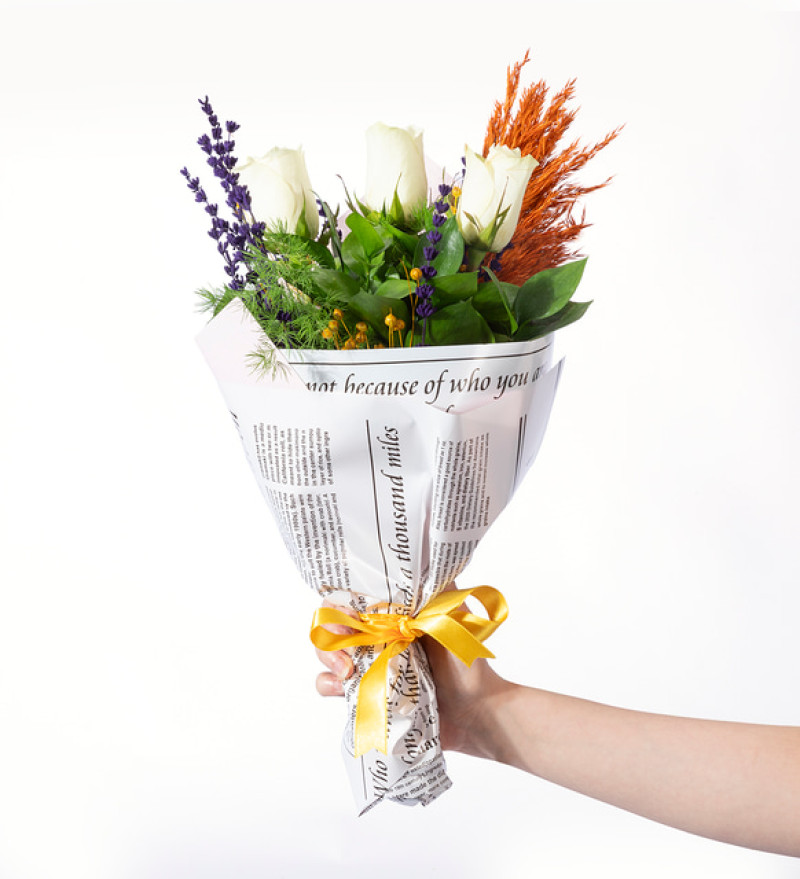Gri Gazete Bukette 3 Beyaz Gül ve Lavanta