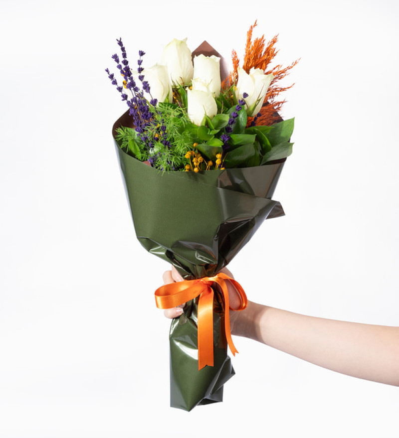 Yeşil Kahve Bukette 5 Beyaz Gül ve Lavanta