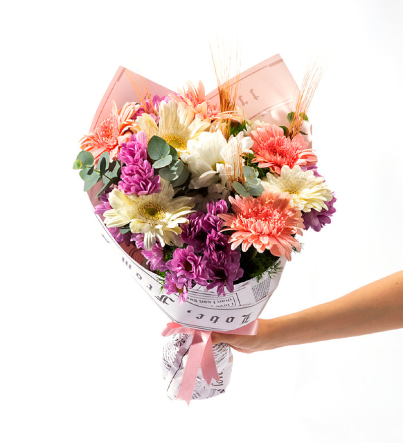 Gazete Bukette Pembe Beyaz Gerbera ve Papatyalar