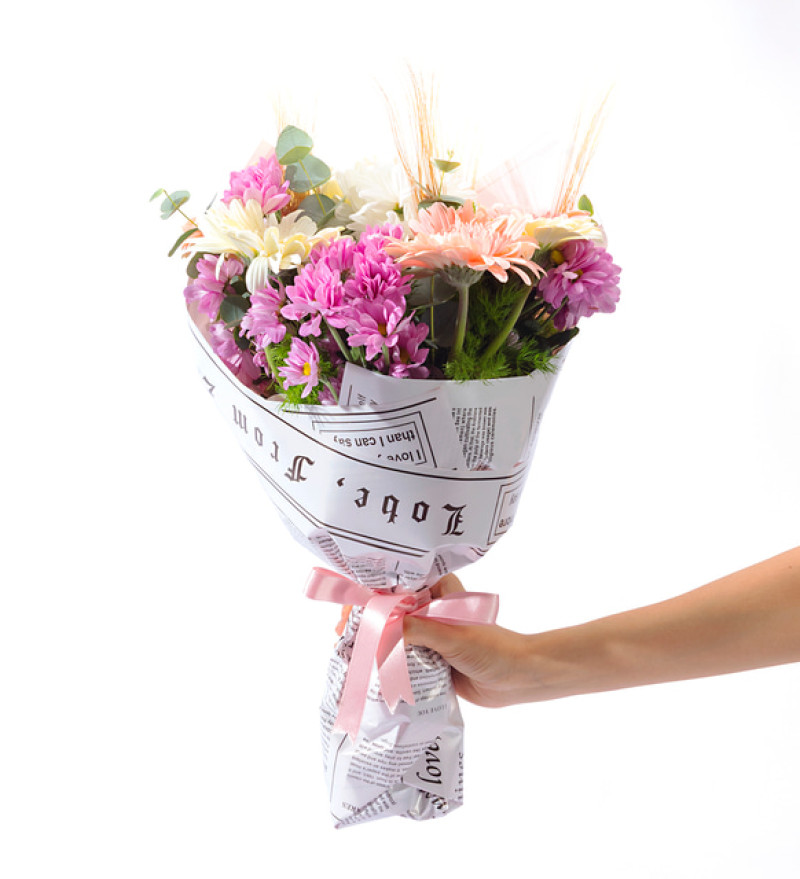 Gazete Bukette Pembe Beyaz Gerbera ve Papatyalar