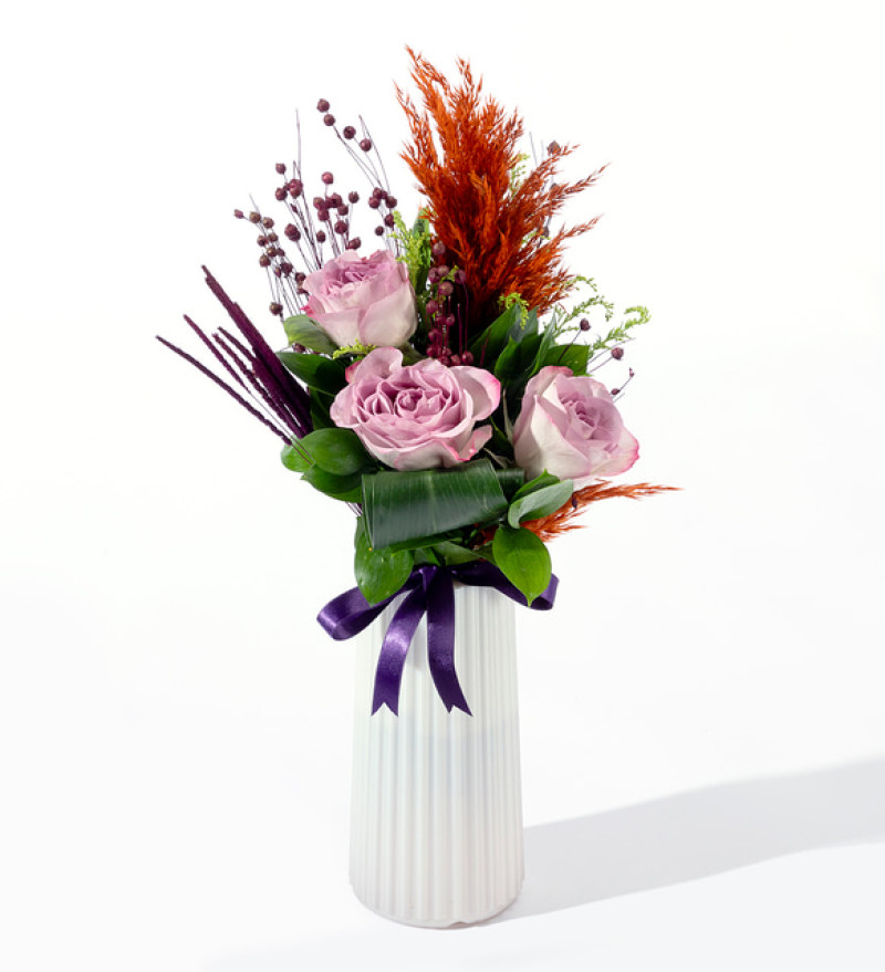 Beyaz Sedefli Vazoda Lila Güller ve Aspidistra