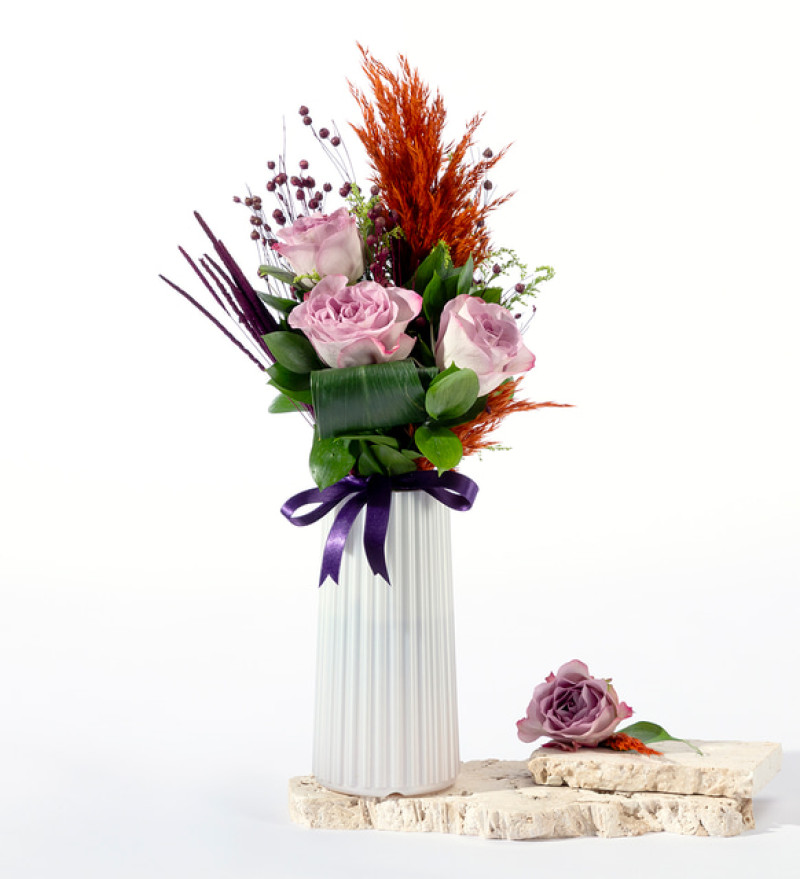 Beyaz Sedefli Vazoda Lila Güller ve Aspidistra